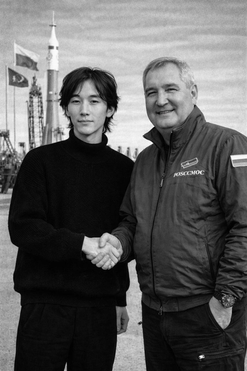 Матвей Пак и Дмитрий Рогозин на фоне ракеты